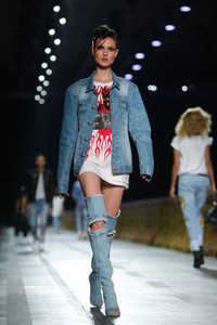 5946832fa602a_PhilippPleinRunwayMilanMenFashionWeekR5INYcL7wpDx.thumb.jpg.c3d053d77d3cec0c4ef5bcdc03a64679.jpg