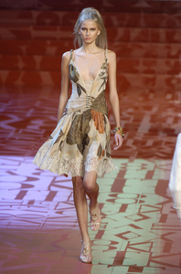 Valentino SS05 show2 CC 218.jpg