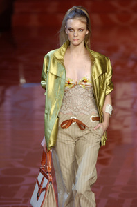 Valentino SS05 show2 CC 145.jpg