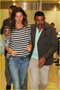 gisele-bundchen-arrives-in-style-in-brazil04.jpg