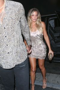 khloe-kardashian-style-arriving-at-her-surprise-birthday-party-in-la-06-25-2017-5.jpg