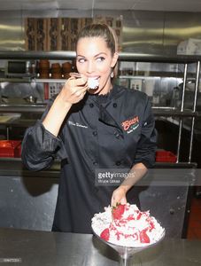 miss-universe-2017-iris-mittenaere-visit-buca-di-beppo-times-square-picture-id698475224.jpg