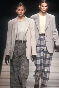 0_giorgio-armani-fw-1992-1_html.thumb.JPEG.ab53f20c23125f7536c698e3c92f1984.JPEG