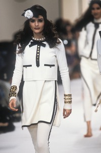 2_chanel-fw-1991-3_html.thumb.JPEG.7514bd8c490ce33962132745e0035584.JPEG
