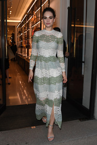 46370989_lily-james-spotted-in-milan-10.jpg