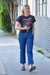 46425993_chloe-moretz-heads-to-a-meeting-in-beverly-hills-2.jpg