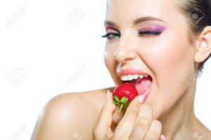 22529326-Gros-plan-d-une-jeune-fille-avec-brillant-maquillage-rose-fraise-manger-isol-sur-blanc-Concept-de-la-Banque-d'images.jpg