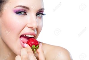 22529325-Gros-plan-d-une-jeune-fille-avec-rose-vif-maquillage-de-manger-des-fraises-isol-sur-blanc-Concept-de-Banque-d'images.jpg