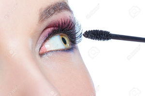 22746889-Gros-plan-sur-les-yeux-des-femmes-avec-brillant-maquillage-et-brosse-d-appliquer-le-mascara-sur-les--Banque-d'images.jpg