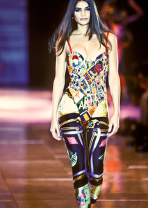 5965eb3ba16cb_versace-ss-1991-7-Copy.thumb.png.ceae2a87e94b92f72251961c5e177f7b.png