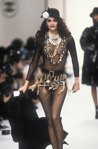 5_chanel-fw-1991-6_html.thumb.JPEG.9f3c512442fb7b4bdd3b60524cbe7e3a.JPEG