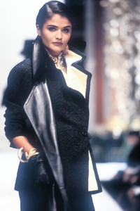 9_christian-dior-hc-fw-1991-10_html.thumb.JPEG.ddb0977a135b9c889b9c30ce63c1782c.JPEG