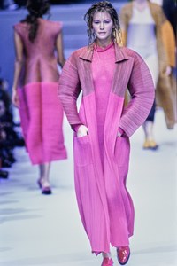 ISSEY-MIYAKE-SPRING-1995-RTW-087.thumb.jpg.fc92bfdab81e63dd5dba761bb5c8a6db.jpg