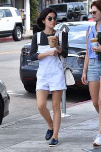 Lucy-Hale-at-Joans-on-Third-for-lunch--04.jpg