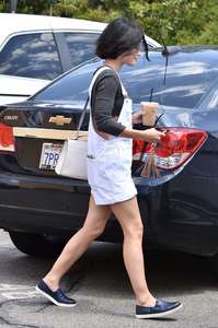 Lucy-Hale-at-Joans-on-Third-for-lunch--07.jpg
