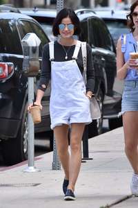 Lucy-Hale-at-Joans-on-Third-for-lunch--08.jpg