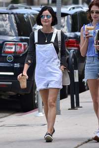 Lucy-Hale-at-Joans-on-Third-for-lunch--10.jpg
