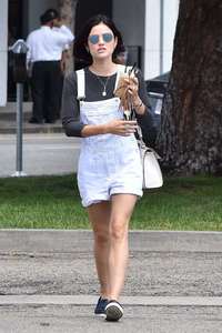 Lucy-Hale-at-Joans-on-Third-for-lunch--21.jpg