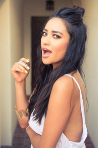 Shay_Mitchell-181-728x1090.thumb.jpg.f287611ed19f43ac3dc1de610b57f7cb.jpg