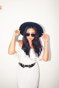 Shay_Mitchell-67-728x1090.thumb.jpg.12287d6944e5fb2d213682baabd5cf3b.jpg