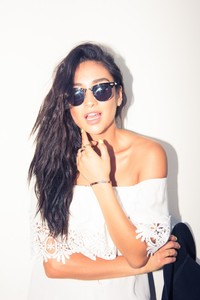 Shay_Mitchell-70-728x1090.thumb.jpg.e952f1c6831d63f36042a2bd7448b6e5.jpg