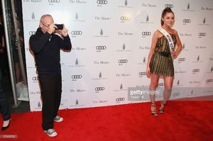 actor-bob-balaban-takes-a-photo-of-the-photographers-photographing-picture-id151833532.jpg