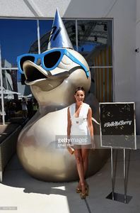 actress-olivia-culpo-poses-in-front-of-a-duck-statue-during-the-sobe-picture-id599738206.jpg