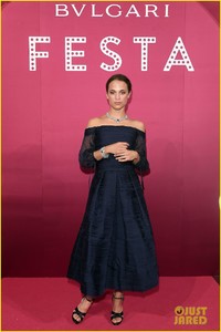 alicia-vikander-makes-stunning-appearance-at-bulgaris-festa-09.thumb.JPG.29cc3c048b6ba4da44d2f1550c0e9b0a.JPG
