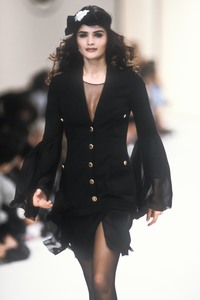 chanel-fw-1991-5.thumb.jpg.3c0118a370e487da8a939a45251c1863.jpg