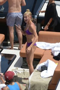 hailey-baldwin-in-bikini-boat-trip-with-joe-jonas-and-wilmer-valderrama-miami-07-07-2017-4.jpg