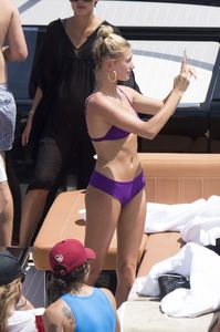 hailey-baldwin-in-bikini-boat-trip-with-joe-jonas-and-wilmer-valderrama-miami-07-07-2017-9.jpg