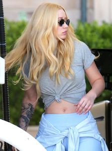 iggy-azalea-pumping-gas-malibu-07-02-2017-2.jpg