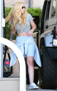 iggy-azalea-pumping-gas-malibu-07-02-2017-5.jpg