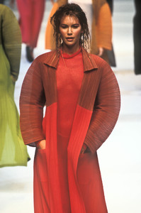 issey-miyake-ss-1995-2.thumb.jpg.adf4772c987544116af911550e8723e7.jpg