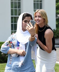 ivanka-trump-with-students-in-front-of-the-west-wing-at-the-white-house-07-20-2017-10.jpg