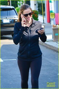 jennifer-garner-emerges-after-reports-confrontation-05.jpg