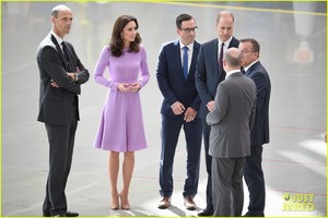 kate-middleton-prince-william-view-helicopters-george-charlotte-12.jpg