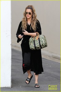 khloe-kourtney-kardashian-leave-the-studio-05.jpg