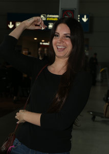 lana-del-rey-at-charles-de-gaulle-airport-72217-9.jpg