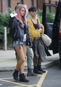 lottie-moss-with-friends-in-london-uk-07-30-2017-1.jpg