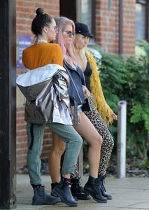 lottie-moss-with-friends-in-london-uk-07-30-2017-11.jpg