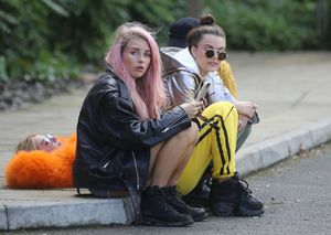 lottie-moss-with-friends-in-london-uk-07-30-2017-2.jpg