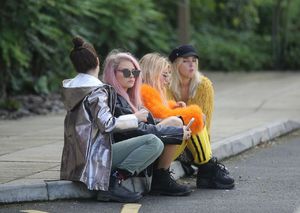 lottie-moss-with-friends-in-london-uk-07-30-2017-7.jpg