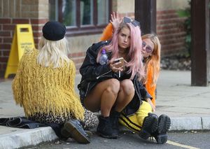 lottie-moss-with-friends-in-london-uk-07-30-2017-8.jpg