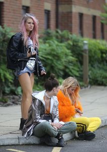 lottie-moss-with-friends-in-london-uk-07-30-2017-9.jpg