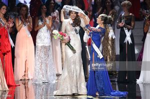 maria-gabriela-isler-miss-universe-2013-is-crowned-by-olivia-culpo-at-picture-id187488781.jpg