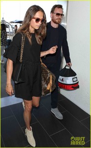 michael-fassbender-alicia-vikander-catch-a-flight-out-of-la-05.thumb.jpg.0f906ea1933d8945264636ce5287044f.jpg