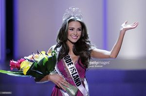 miss-rhode-island-usa-olivia-culpo-waves-to-the-crowd-after-winning-picture-id145702255.jpg