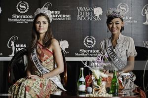 miss-universe-2012-olivia-culpo-and-newlycrowned-puteri-indonesia-picture-id160858959.jpg