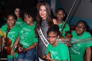 miss-universe-2012-olivia-culpo-poses-with-students-at-one-world-on-picture-id175266888.jpg